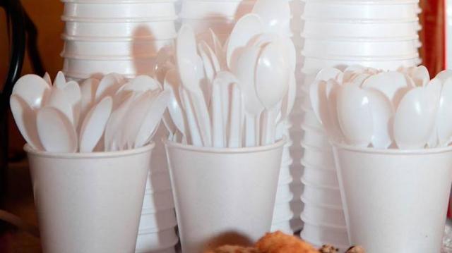 França proíbe venda de copos e pratos plásticos descartáveis