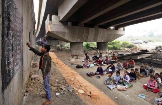 O indiano que criou uma escola informal embaixo da ponte para ensinar crianças pobres que não conseg