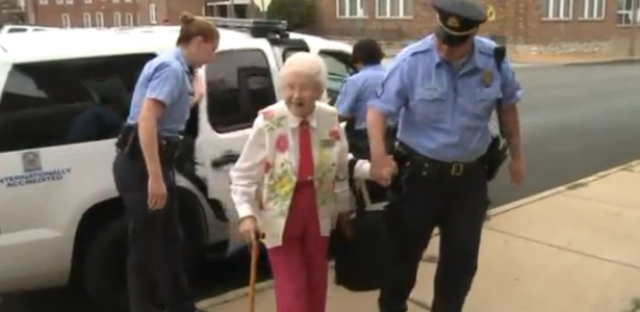 Velhinha de 102 anos realiza sonho de… ser presa pela polícia