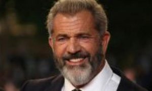 Aplaudido por dez minutos em festival, novo filme de Mel Gibson conta história de médico cristão na