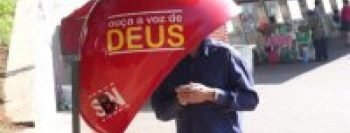 Ação evangelística instala orelhão com a voz de Deus e emociona pessoas nas ruas de SP