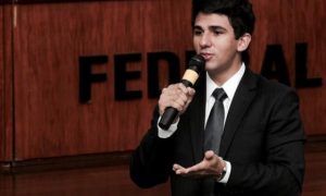 Exemplo de sucesso, jovem juiz inspira concurseiros por todo o país