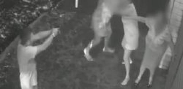 Mulheres oram durante assalto e arma de bandido falha 3 vezes