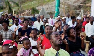 Com igrejas devastadas, cristãos do Haiti louvam a céu aberto