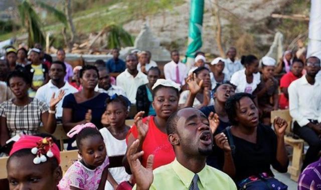 Com igrejas devastadas, cristãos do Haiti louvam a céu aberto