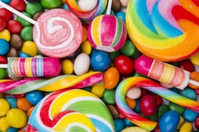 Garoto de 9 anos rouba as economias da família e gasta tudo em doces