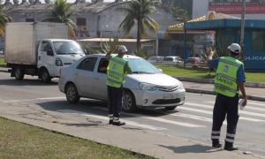 Som que possa ser ouvido do lado de fora do carro vai render cinco pontos na carteira e multa