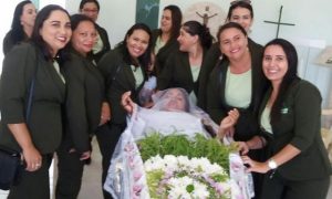 Mulher realiza sonho de ser velada viva no Dia de Finados em Camocim