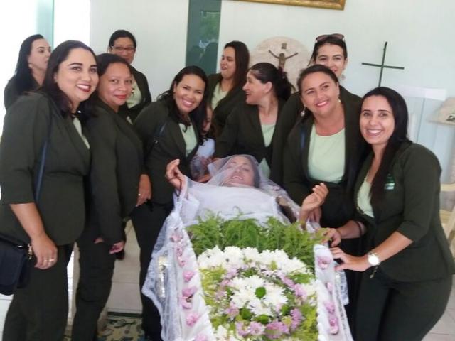 Mulher realiza sonho de ser velada viva no Dia de Finados em Camocim
