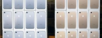 Chinesa vende 20 iPhones que ganhou de 20 namorados e compra casa