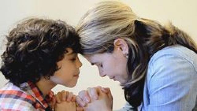 Mãe é a principal influência na fé dos filhos, revela estudo
