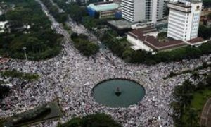 Milhares de muçulmanos protestam por não aceitar governo cristão na Indonésia