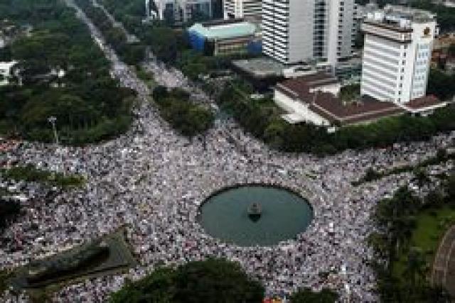 Milhares de muçulmanos protestam por não aceitar governo cristão na Indonésia