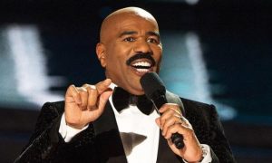 “Em momentos de dor, fico quieto e vou orar”, diz Steve Harvey