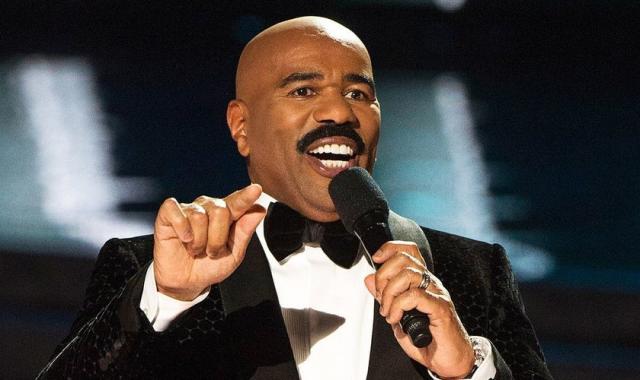“Em momentos de dor, fico quieto e vou orar”, diz Steve Harvey