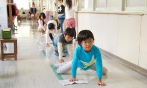 No Japão, alunos limpam até banheiro da escola para aprender a valorizar patrimônio