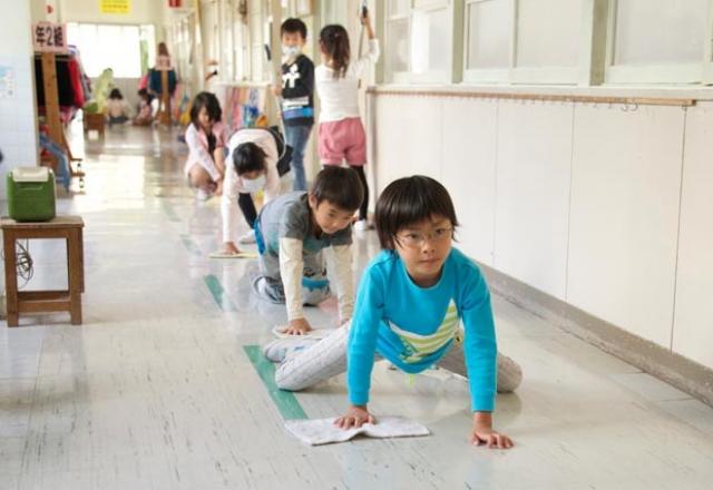 No Japão, alunos limpam até banheiro da escola para aprender a valorizar patrimônio