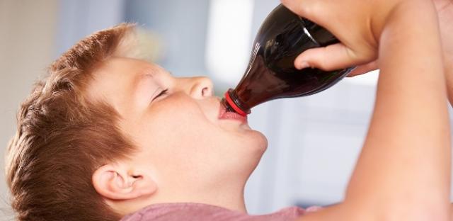 Brasil deveria aumentar impostos sobre bebidas açucaradas para combater a obesidade?