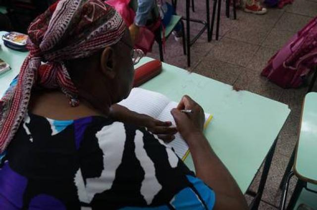Aos 65 anos, mulher entra em sala de aula pela 1ª vez e comove cidade no Paraná: ‘As crianças vão me
