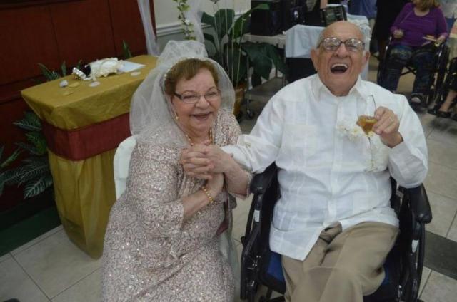 Mulher fica noiva e se casa pela primeira vez aos 80 anos