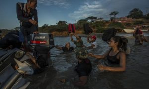 Venezuelanos famintos fogem de barco do colapso econômico