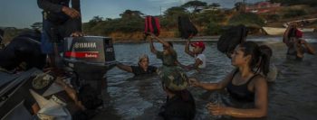 Venezuelanos famintos fogem de barco do colapso econômico