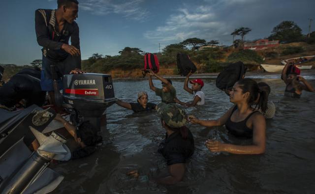 Venezuelanos famintos fogem de barco do colapso econômico