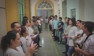 CORAL EVANGÉLICO FAZ APRESENTAÇÃO SURPRESA EM HOSPITAL E EMOCIONA