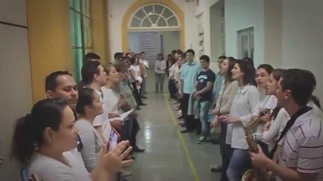 CORAL EVANGÉLICO FAZ APRESENTAÇÃO SURPRESA EM HOSPITAL E EMOCIONA