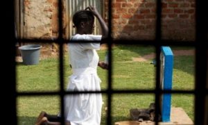 Extremistas islâmicos estupram mulheres dentro de igreja para ‘punir’ pastor, em Uganda