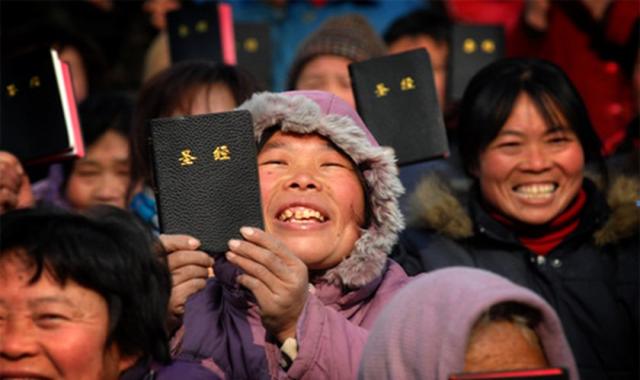 ONG distribui Bíblias gratuitamente na China: “Muitas famílias abençoadas”
