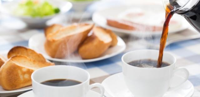 Quem bebe café tem menos problemas cardíacos e vive mais, diz estudo