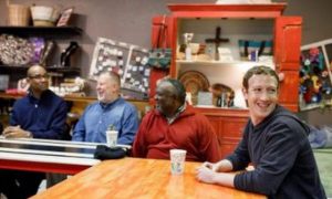 Mark Zuckerberg visita pastores para aprender sobre o papel da igreja