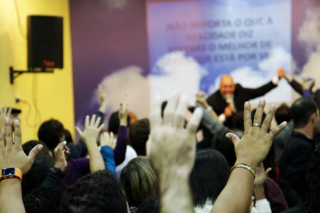 TSE estuda controlar influência das igrejas nas eleições