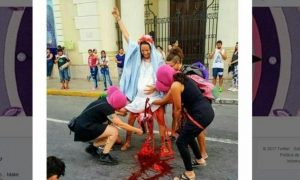 Feministas encenam ‘Maria abortando Jesus’ em frente a igreja, na Argentina