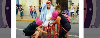 Feministas encenam ‘Maria abortando Jesus’ em frente a igreja, na Argentina