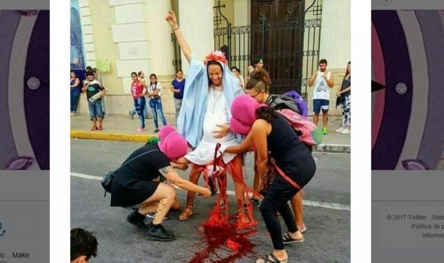 Feministas encenam ‘Maria abortando Jesus’ em frente a igreja, na Argentina