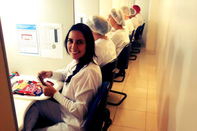 Ela tem o emprego dos sonhos: é paga para comer chocolate