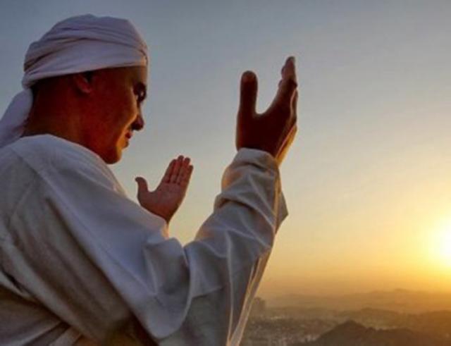 Muçulmano se converte ao cristianismo depois de não conseguir queimar a Bíblia