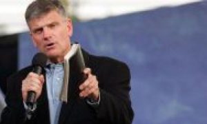 Franklin Graham reage a projeto de mordaça, diz que homossexualidade é aberração e recebe críticas