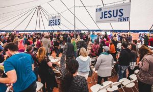 Igreja cria tenda de oração e cidade experimenta avivamento: Os crimes diminuíram