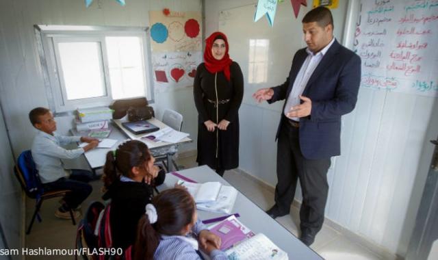 Palestinos ensinam crianças a lutarem contra Israel, nas escolas