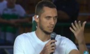 Chapecoense: zagueiro Neto prega em jogo de final e emociona: O amor de Deus faz diferença