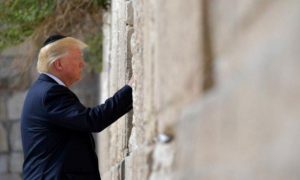 Trump ora no Muro das Lamentações em visita à Israel: Temos um vínculo inquebrável