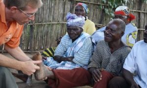 Médico trocou carreira para tratar leprosos na África: Deus supre todas as necessidades