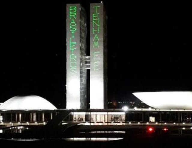 Frase no Congresso pede fé a brasileiros
