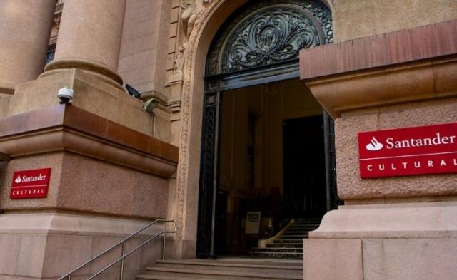 Santander registra 20 mil reclamações após exposição bizarra em Porto Alegre Banco pediu desculpas a