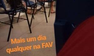 Aluno assiste à aula pelado em universidade de Goiás e causa polêmica nas redes