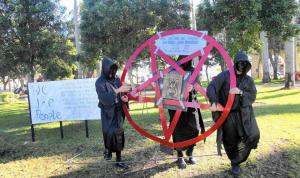 Professor incentiva alunos a estarem sob domínio do Anticristo e gera revolta de cristãos
