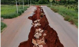 Erosões gigantescas expulsam de casa moradores de Goiás